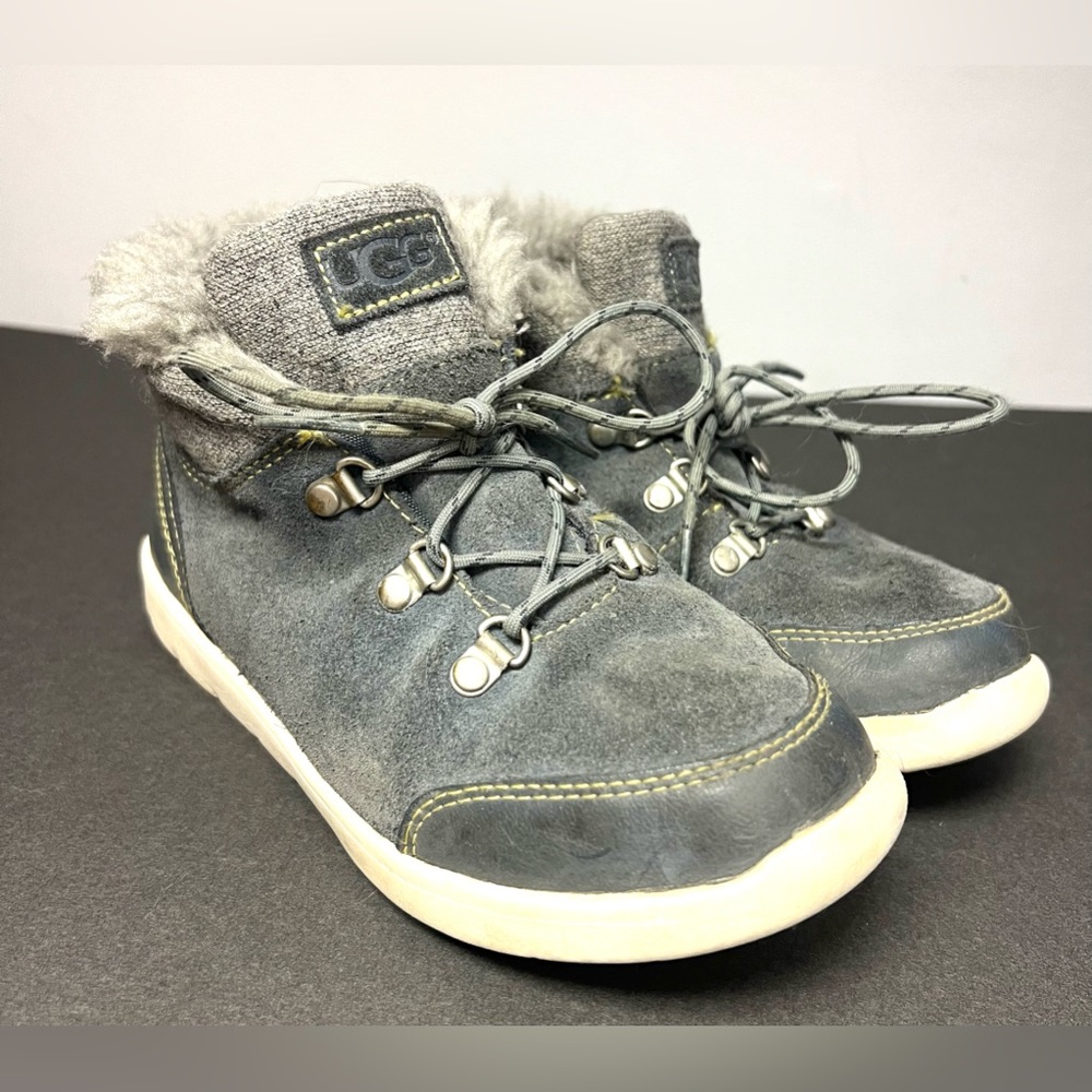 UGG -Obie Waterproof Norse boots, Size: 1 Youth, pre-owned